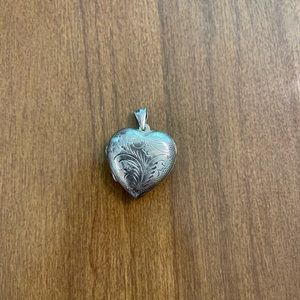 Vintage Sterling Silver heart locket. Great vintage condition. 💎💎💎💎💎